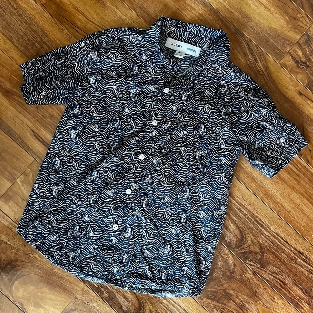 🌊Old Navy Black and White Wave Button-Up Shirt